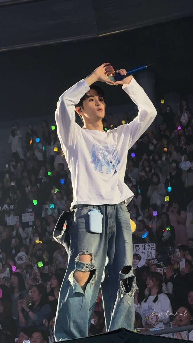ljm2404's tweet photo. 이제 진짜 보낼게

고생했어 마크야 

네 꿈을 take it higher 

#ThankYouNCTMARK https://t.co/lkGwWdPYZG