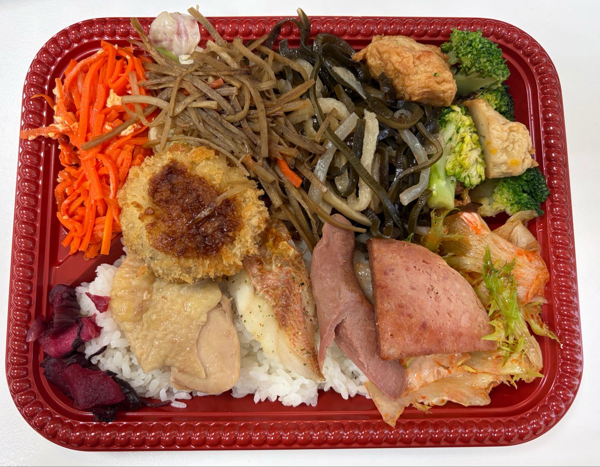 久しぶりの買い弁
那覇市久米 菜菜さんにて
バイキング弁当購入

好きなおかずを好きなだけ
今日はクーブイリチーが
美味しそうだったので多めに
大正解でした〜

ブロッコリー・ニンジン・ゴボウ
野菜をたっぷりとれて大満足

これで500円は神コスパ

美味しかったです
ご馳走さまでした〜
