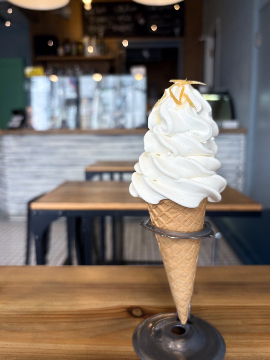 gufoice's tweet photo. 本日から期間限定クラフトソフトクリーム「ザハラ」がスタートしました！

ホワイトチョコレートをベースに、ネパール山椒 、カルダモン、シナモン、グレープフルーツピールを効かせたエキゾチックなクラフトソフトクリーム🍦最後にグレープフルーツピールをトッピング。 https://t.co/kAXoCMUWeQ