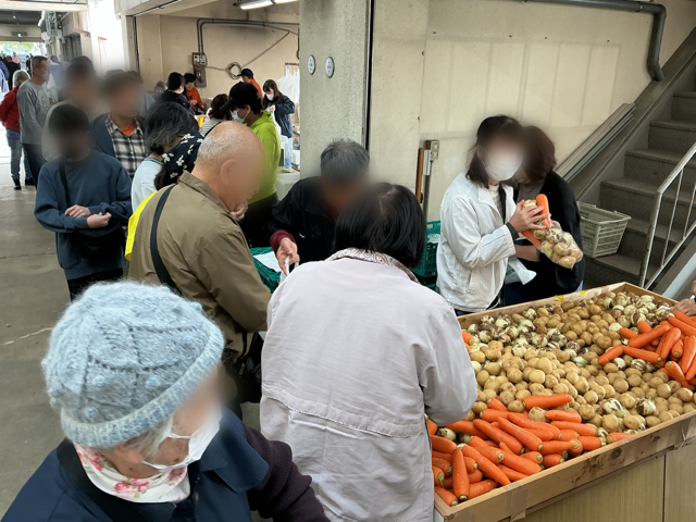 shijyo_mie's tweet photo. ３月２８日「にぎわい市場デー」開催!! 　晴天の中、１０００名のお客様で大盛況となりました。次回は６月に予定しております。これからも「三重地方卸売市場」をご愛顧頂きますよう、お願い申し上げます。
→https://t.co/fGs4F0bmDN https://t.co/rjunEILdbE