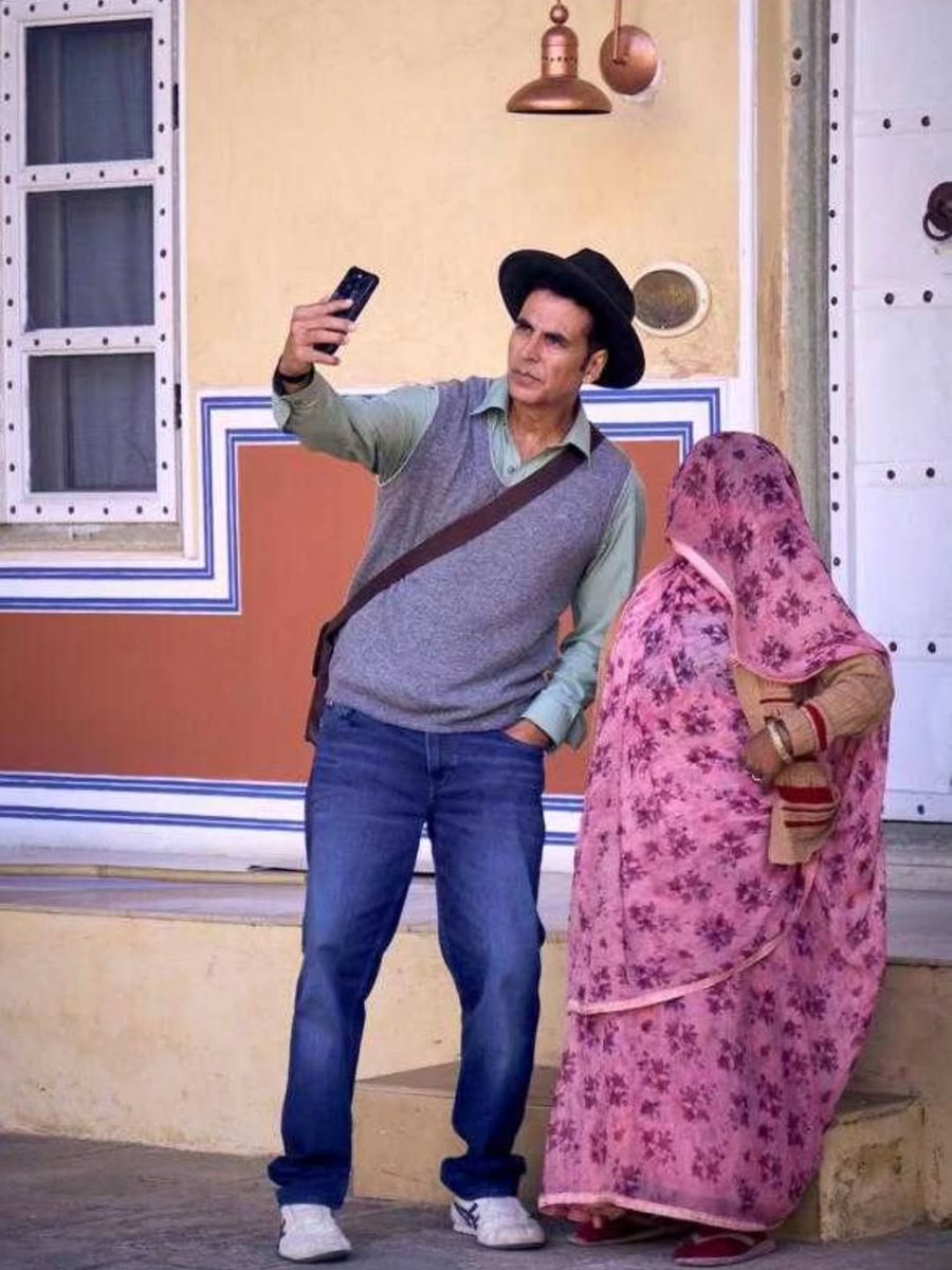 RandomCineMood's tweet image. #AkshayKumar shares a Cute BTS story from the sets of #BhoothBangla 💫

While shooting at Chomu Palace in #Jaipur, he met a Fan — a woman who asked for a selfie but kept her Face veiled 📸❤️

Akshay called it his Favourite Selfie and said: 

“Unhone ek selfie maangi, aur apni