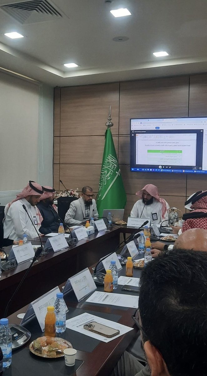 #جامعة_الحدود_الشمالية

عقدت اللجنة التنفيذية الدائمة للتطوير والجودة لوكلاء التطوير في الكليات والعمادات المسانده برئاسة سعادة عميد التطوير والجودة د. مشوح بن فرحان العنزي اجتماعها الثالث ؛ لمناقشة  عددٍ من الموضوعات المتعلقة بالاعتمادات البرامجية والتطوير الأكاديمي .
