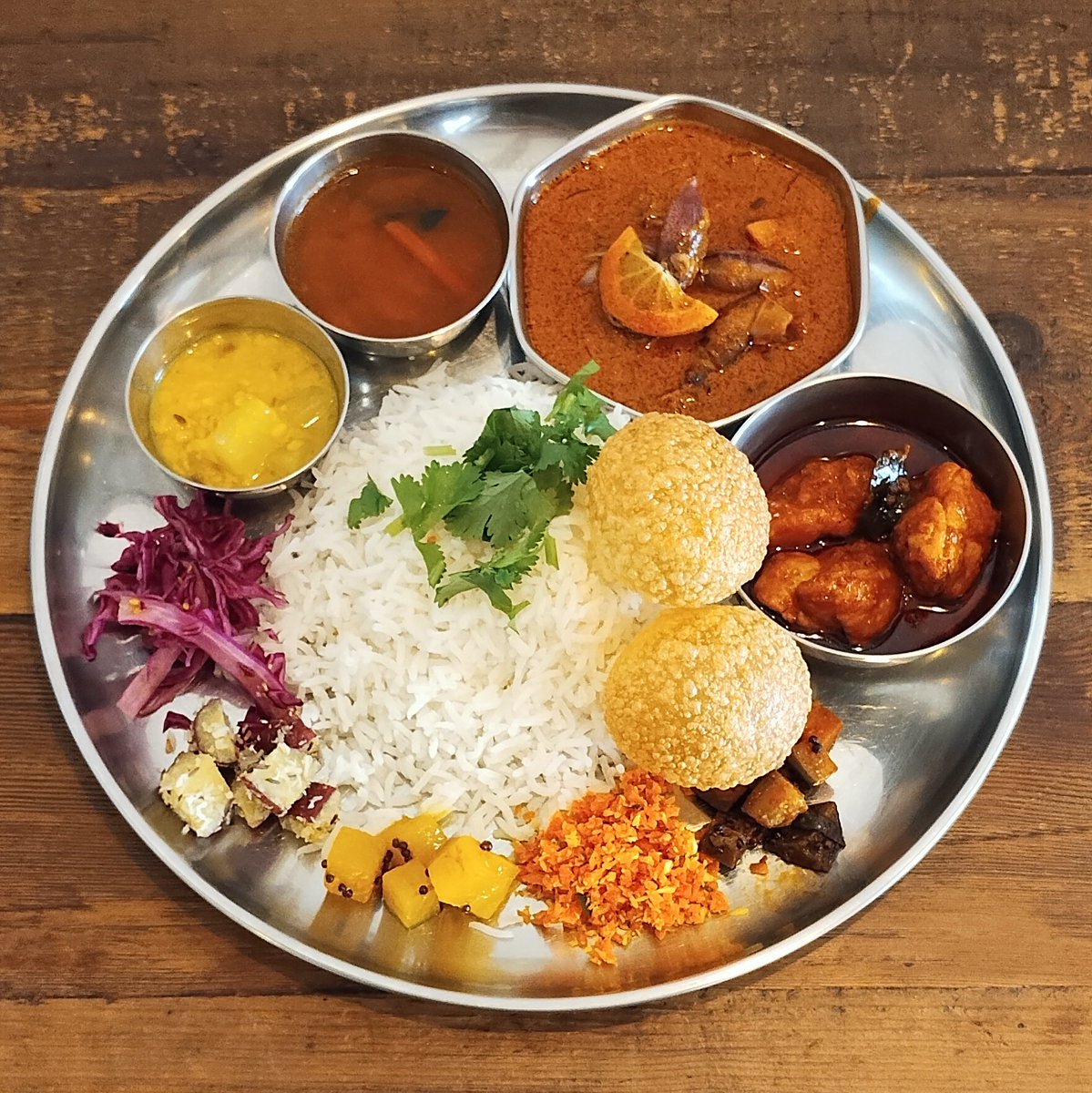 mini9216's tweet photo. 4/9 #spiceplease!
✜ほたるいかのレモンココナッツカレー
✜チキン65
✜トマトペッパーラッサム
✜根菜のダール
・にんじんサンボル
・紫キャベツラペ
・大根サブジ
・ナスアチャール
・バスマティライス
✜ローズマリーチャイ
This curry is so comforting!
#鎌倉大町
#南インド料理 https://t.co/LZ2fHmyAwN