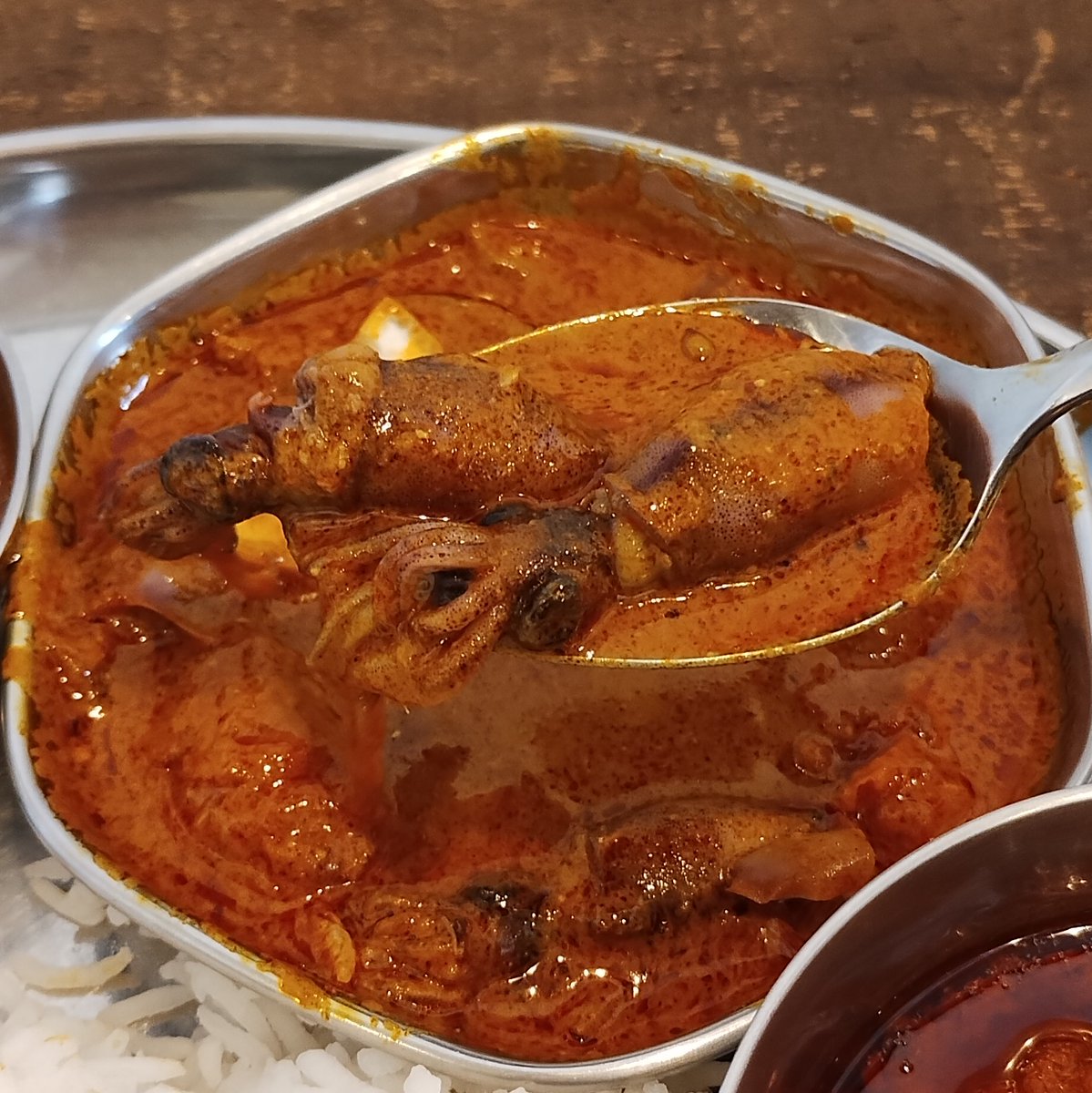 mini9216's tweet photo. 4/9 #spiceplease!
✜ほたるいかのレモンココナッツカレー
✜チキン65
✜トマトペッパーラッサム
✜根菜のダール
・にんじんサンボル
・紫キャベツラペ
・大根サブジ
・ナスアチャール
・バスマティライス
✜ローズマリーチャイ
This curry is so comforting!
#鎌倉大町
#南インド料理 https://t.co/LZ2fHmyAwN