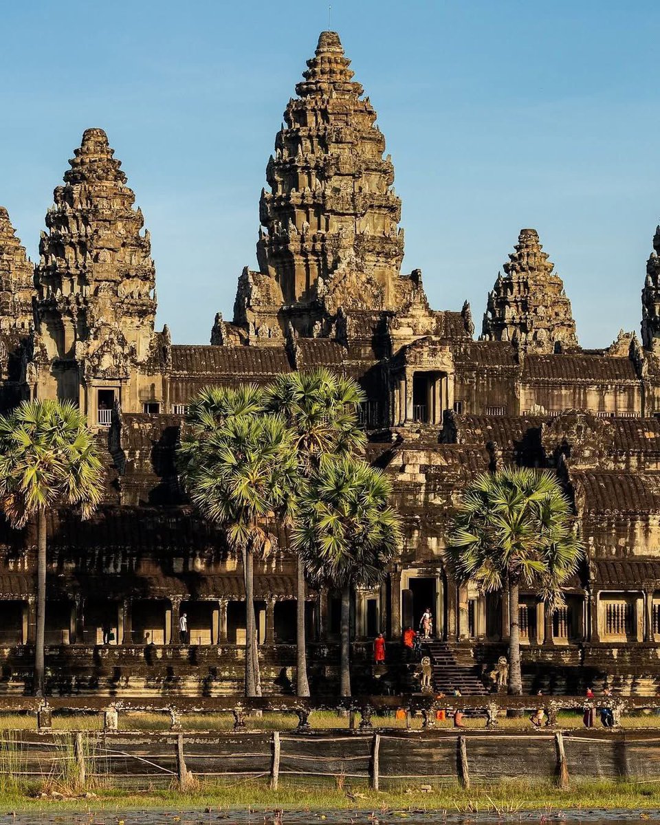OBvlogs's tweet image. Built back in the early 12th century by the Khmer Empire, this incredible structure is known as the biggest religious monument in the world. 🇰🇭🇰🇭🇰🇭
#gorgeous #angkorwat #temple #Cambodia