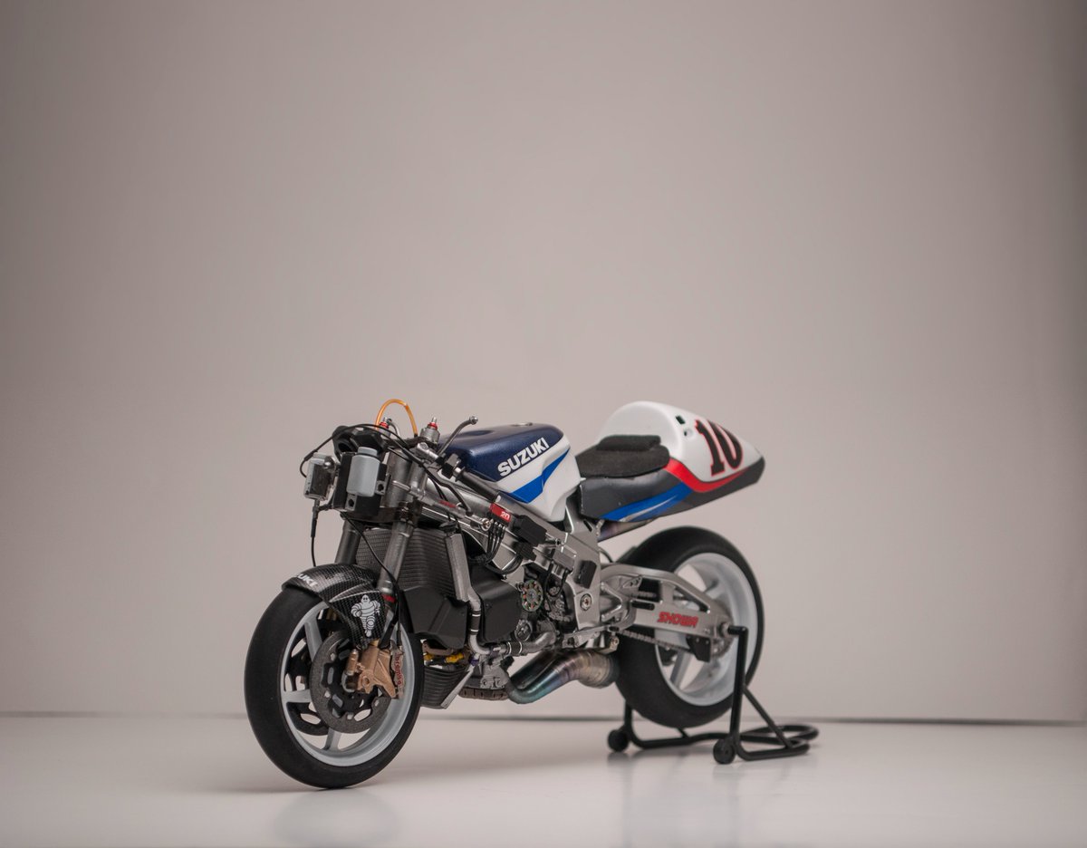 ScaleMoto's tweet photo. Assembly time, I'm starting to dial in the perfect camera settings. #tamiyamotorcycle #tamiya #kennyrobertsjr #motogp #2stroke #112scale #suzuki #suzukimotorcycle #xr89 #rgy #gamma #motul #500cc https://t.co/aqn5QYAlbK