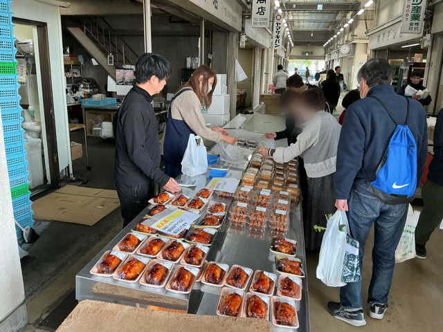 shijyo_mie's tweet photo. ３月２８日「にぎわい市場デー」開催!! 　晴天の中、１０００名のお客様で大盛況となりました。次回は６月に予定しております。これからも「三重地方卸売市場」をご愛顧頂きますよう、お願い申し上げます。
→https://t.co/fGs4F0bmDN https://t.co/rjunEILdbE