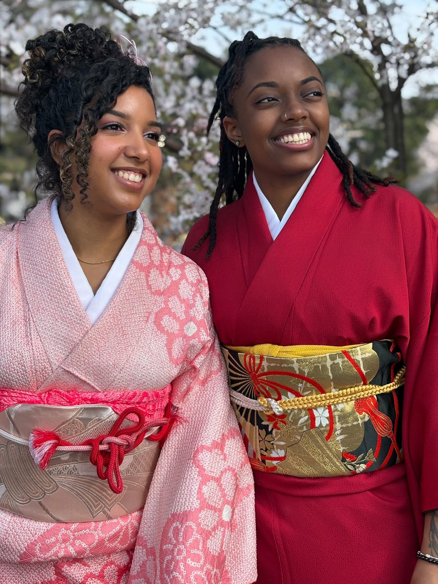 GirlPolley's tweet photo. 桜の季節に、ニューヨークから来た素敵なレズビアンカップルを撮影する機会に恵まれました。✨💞 実は、アフリカ系アメリカ人の方々の衣装を着せて撮影するのは初めてで、とても嬉しかったです🥰🥰 https://t.co/zPWYV91dxN