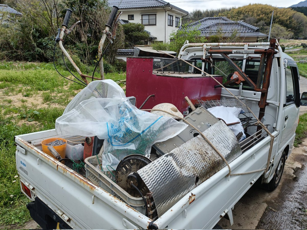 午前中は貯まりに貯まった産廃を捨てて、今から鉄屑を売る。暮らしの 