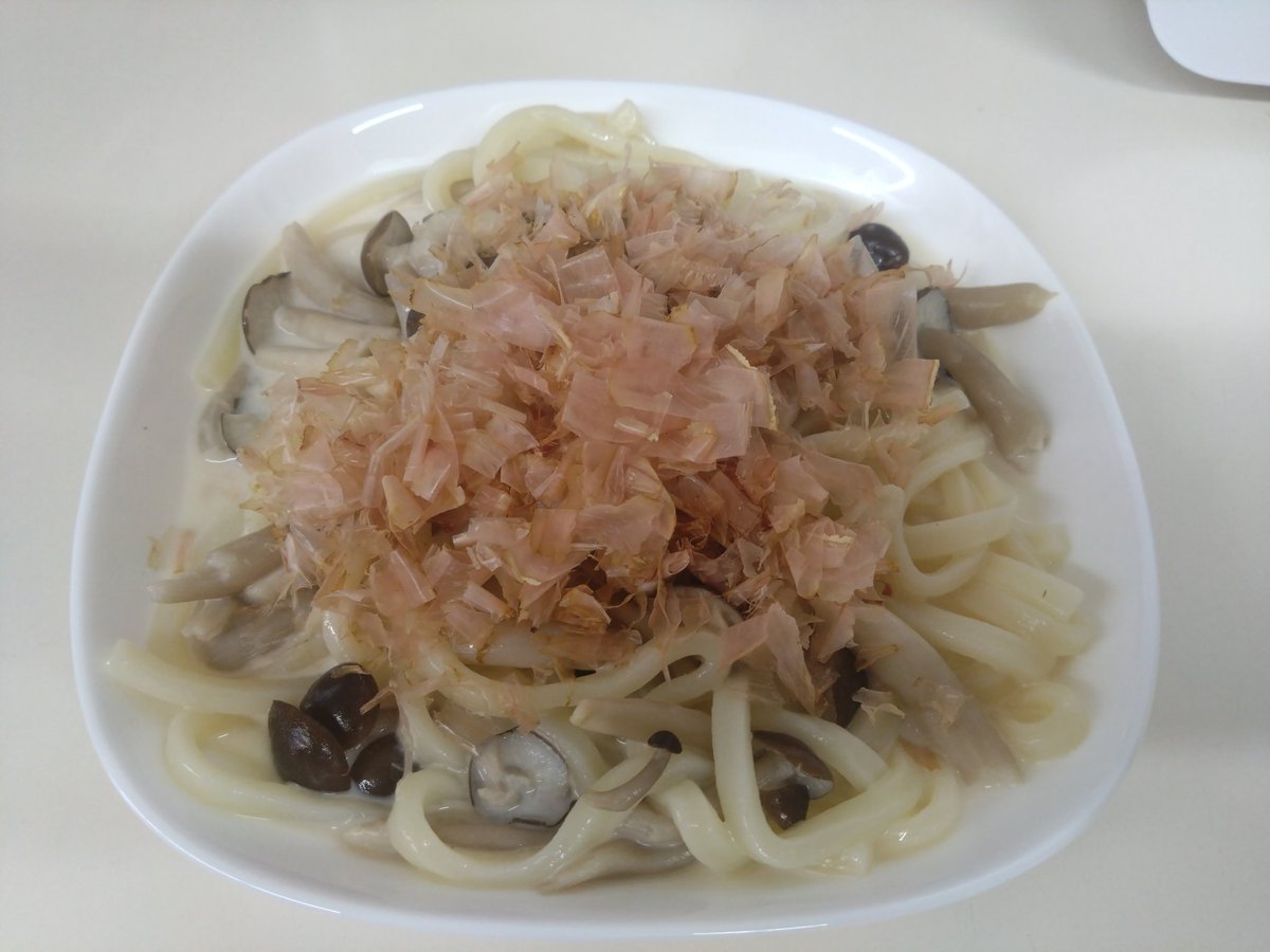 donpyuru's tweet photo. キノコバカセ様のレシピ
虚無キノコうどんをシメジで作ってみました

思った以上に水が出てスープみたいになってしまったけどそれもまた旨味が凝縮して美味い！
作るの簡単だし言うことないね

ヒラタケで作りたかったけれど地元の会社さんが強すぎてホクトさんのキノコがあまり売ってないのが辛い https://t.co/Q37acZv5iY