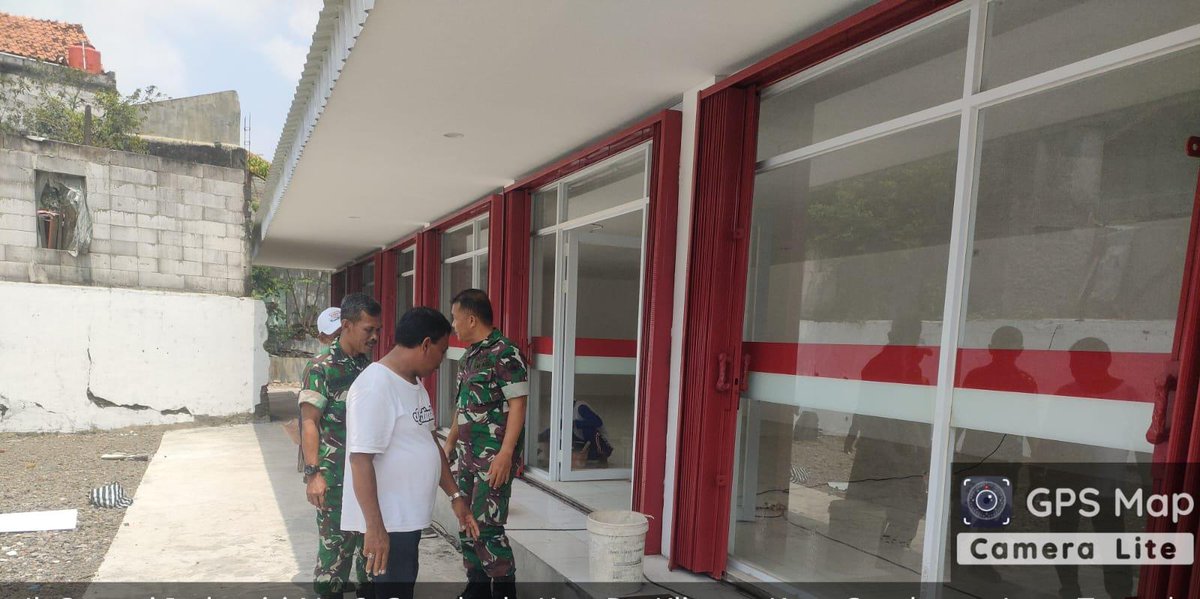 SiLoreng3's tweet photo. Di Kelurahan Sangkrah Kecamatan Pasar Kliwon semangat gotong royong antara warga dan TNI terus menyala. Sertu Eko, Babinsa Kelurahan Sangkrah Koramil 05 Pasar Kliwon Kodim Surakarta turun langsung ke lokasi pembangunan Koperasi Desa Kelurahan Merah Putih (KDKMP). https://t.co/7ROB5oX4iM