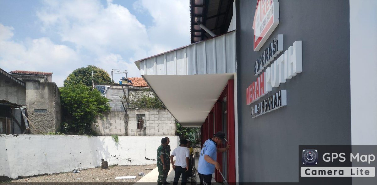 SiLoreng3's tweet photo. Di Kelurahan Sangkrah Kecamatan Pasar Kliwon semangat gotong royong antara warga dan TNI terus menyala. Sertu Eko, Babinsa Kelurahan Sangkrah Koramil 05 Pasar Kliwon Kodim Surakarta turun langsung ke lokasi pembangunan Koperasi Desa Kelurahan Merah Putih (KDKMP). https://t.co/7ROB5oX4iM