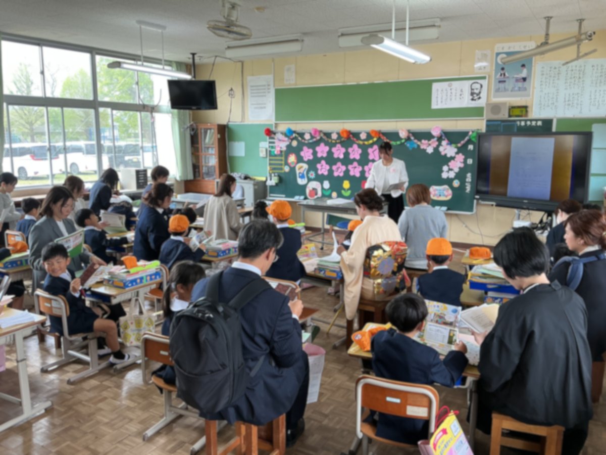 simomyou_esc's tweet photo. 【入学式】
本日、入学式が行われました。
新一年生の子どもたちは、担任の先生と一緒に、ステキな姿で式に参加できました🌸

元気いっぱいの新一年生を迎え、全校105名の子どもたちと一緒に、下名小学校の活動が本格始動です！ https://t.co/CCeRbntTll