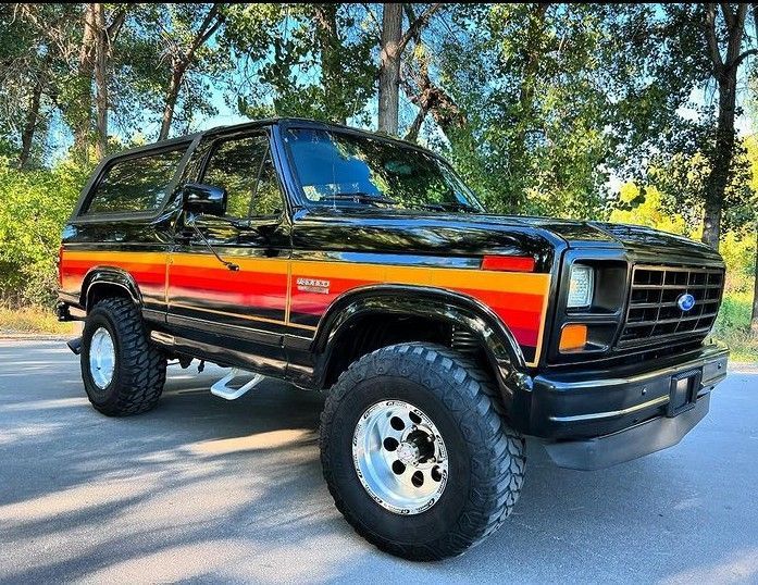 HappyMotorhead's tweet image. ~ Cool or Not? 

Custom bullnose Ford Bronco: retro rounded front end, beefy bumper, lifted suspension, oversized tires, custom grille &amp;amp; paint—classic look with modern mods. Builds range from a few grand to tens of thousands. 

Love it or leave it? 

#FordBronco #CustomCars