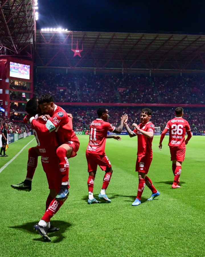 Castro, Vega, Helinho, Angulo y Paulinho. Lo de Toluca es un abuso.

Tenemos el mejor ataque del continente. ☠️☠️☠️