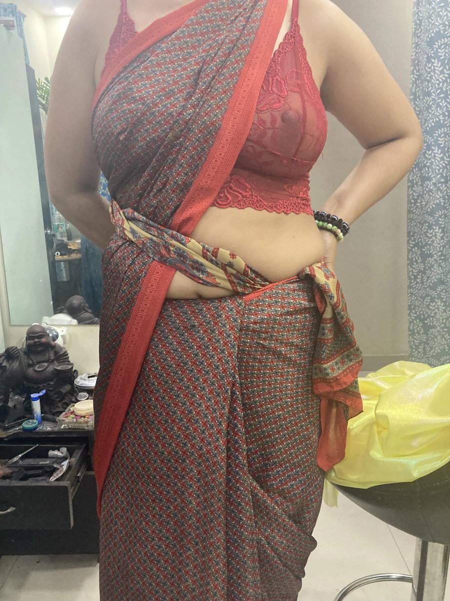 ঘরের কাজ করার সময় শাড়ি পরাটা ভীষণই আরামদায়ক—দুঃখের বিষয় হলো, আজকের প্রজন্ম কখনোই সেই অভিজ্ঞতা পাবে না।