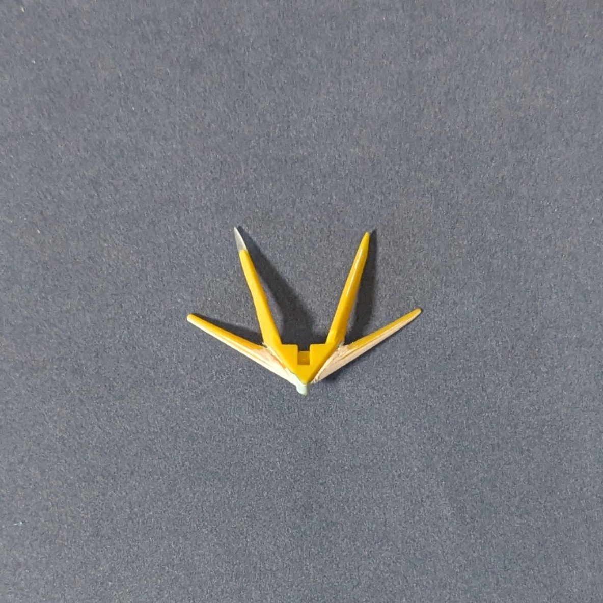 10年程前に部分塗装して放置中のHGストフリ

アンテナの塗膜が厚くなりカッターで剥がす時に折ってしまった💦のをプラリペアで補修しました

部分塗装とトップコートで仕上げるつもりが経年劣化で接着剤が黄変💧簡単フィニッシュする時は樹脂入りやリモネン系は不可です

#ガンプラ