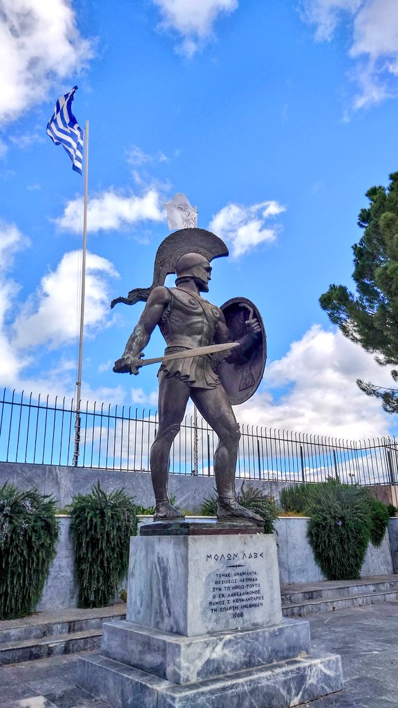 スパルタ市内のかっこいい像。Μολών λαβέ!(来たりて取れ！)