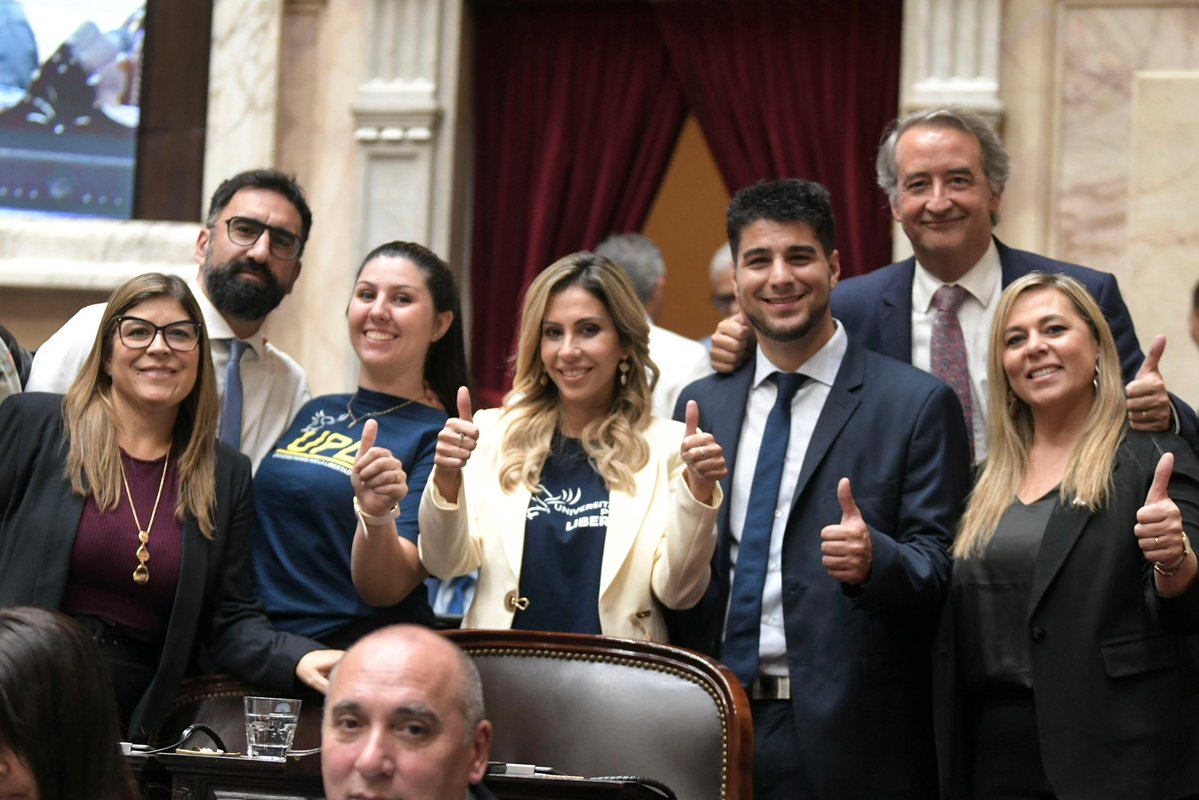 <a href="/upl_santafe/">Universitarios Por La Libertad</a> los amamos!!
Gracias por tanto.
Desde acá los abrazamos y celebramos con ustedes su gran batalla!!! 
Gracias por hacer historia. 
Siempre junto a ustedes.
VLLC!!!