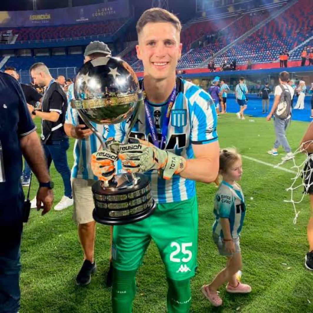 Porfavor que arquero que tenemos, le comió el puesto a uno de los arqueros más importantes de la historia de Racing demostrando un nivel de selección. Feliz cumpleaños Facundo querido