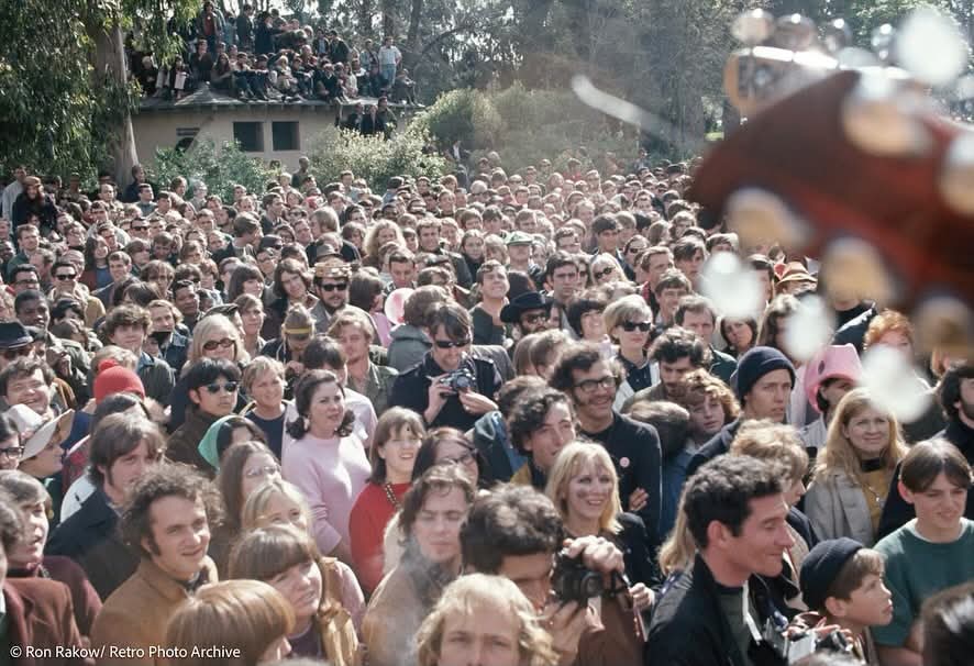 CPapasergio's tweet image. But where are the VIP seats ???
April 9, 1967
#GratefulDead performing free concert at the 
Golden Gate Park Panhandle, San Francisco CA 
youtu.be/ayp2Q00aBcY?is…
📷 Ron Rakow