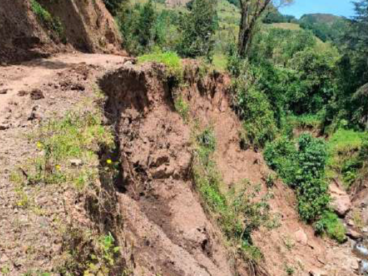 COENPeru's tweet image. Esta mañana se produjeron #LluviasIntensas en el distrito #Ninabamba, provincia Santa Cruz (Cajamarca), que restringe el tránsito en 1.3 km del tramo que une los caseríos Ninabamba, La Iraca, Polulo, Tunaspampa y Achiramayo. Las autoridades locales culminaron la #EDAN y gestionan