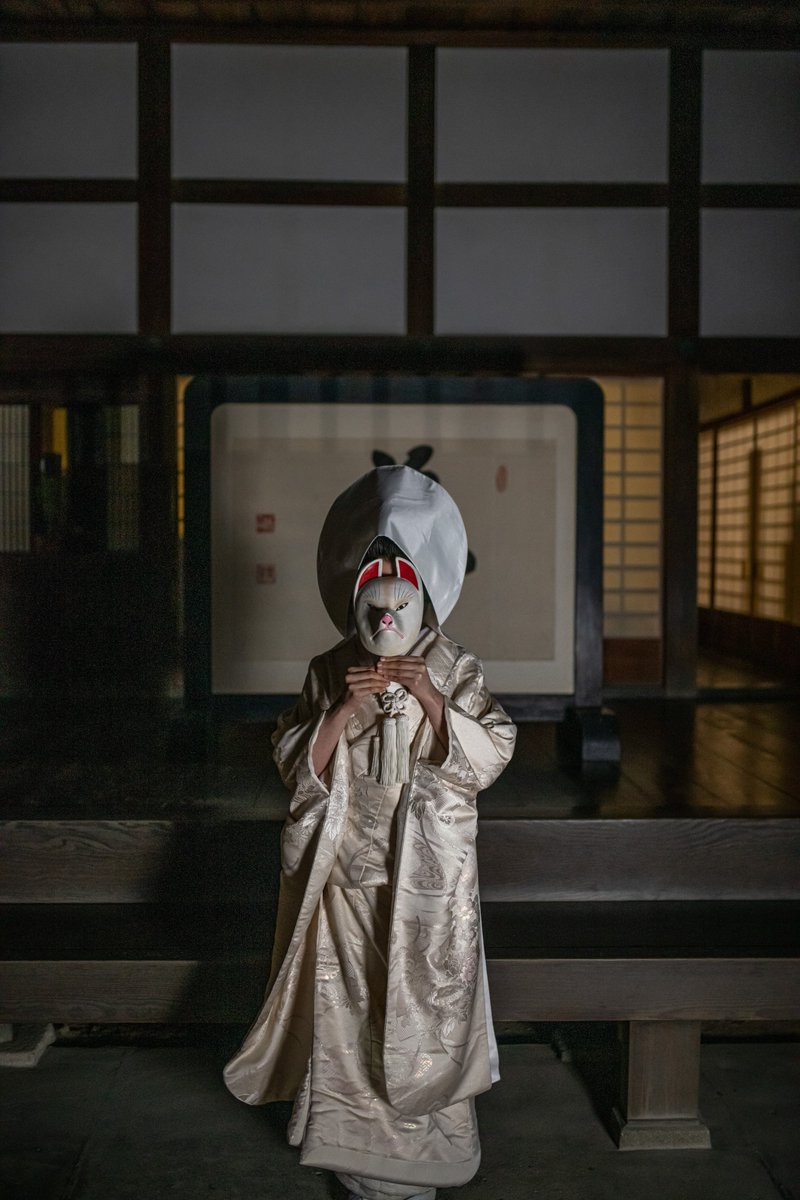camelliakyoto's tweet image. 🦊THE FOX'S WEDDING❤️‍🔥
A kitsune bride on her special day.

Can you guess who's beneath the mask?🤔

Photos shared by the wonderful🙇‍♂️-instagram.com/aya.15aya?utm_… &amp;amp; instagram.com/hamnin1027ie?u…

#狐の嫁入り #Kyoto #京都 #Kodaiji #高台寺 #kitsunewedding #Japan