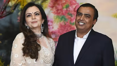 khabaraajki121's tweet image. Mukesh Ambani ki car collection sirf luxury nahi 
Ye cars missile tak handle kar sakti hain aur chemical attacks se bhi safe rehti hain Next level security + luxury combo! 
#MukeshAmbani #LuxuryCars #Bulletproof #NextLevel #RichLife #SecurityGoals #AmbaniLifestyle
