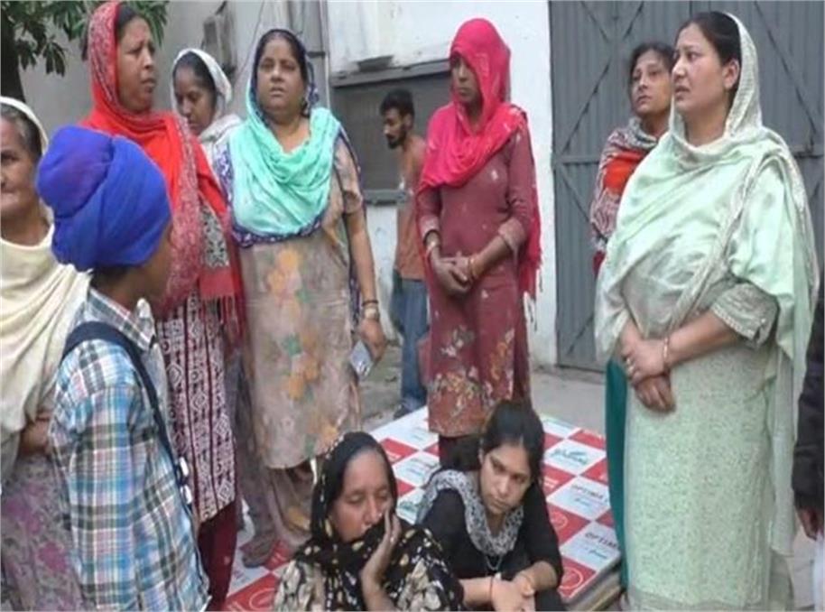 KesariPunjab's tweet image. लुधियाना की फैक्ट्री में बड़ा हादसा, तड़प-तड़प कर 32 वर्षीय मजदूर की मौ+त, मालिक फरार

👉👉 अधिक जानकारी के लिए : punjab.punjabkesari.in/punjab/news/lu…

#PunjabNews #LudhianaNews #Factory #PunjabKesari