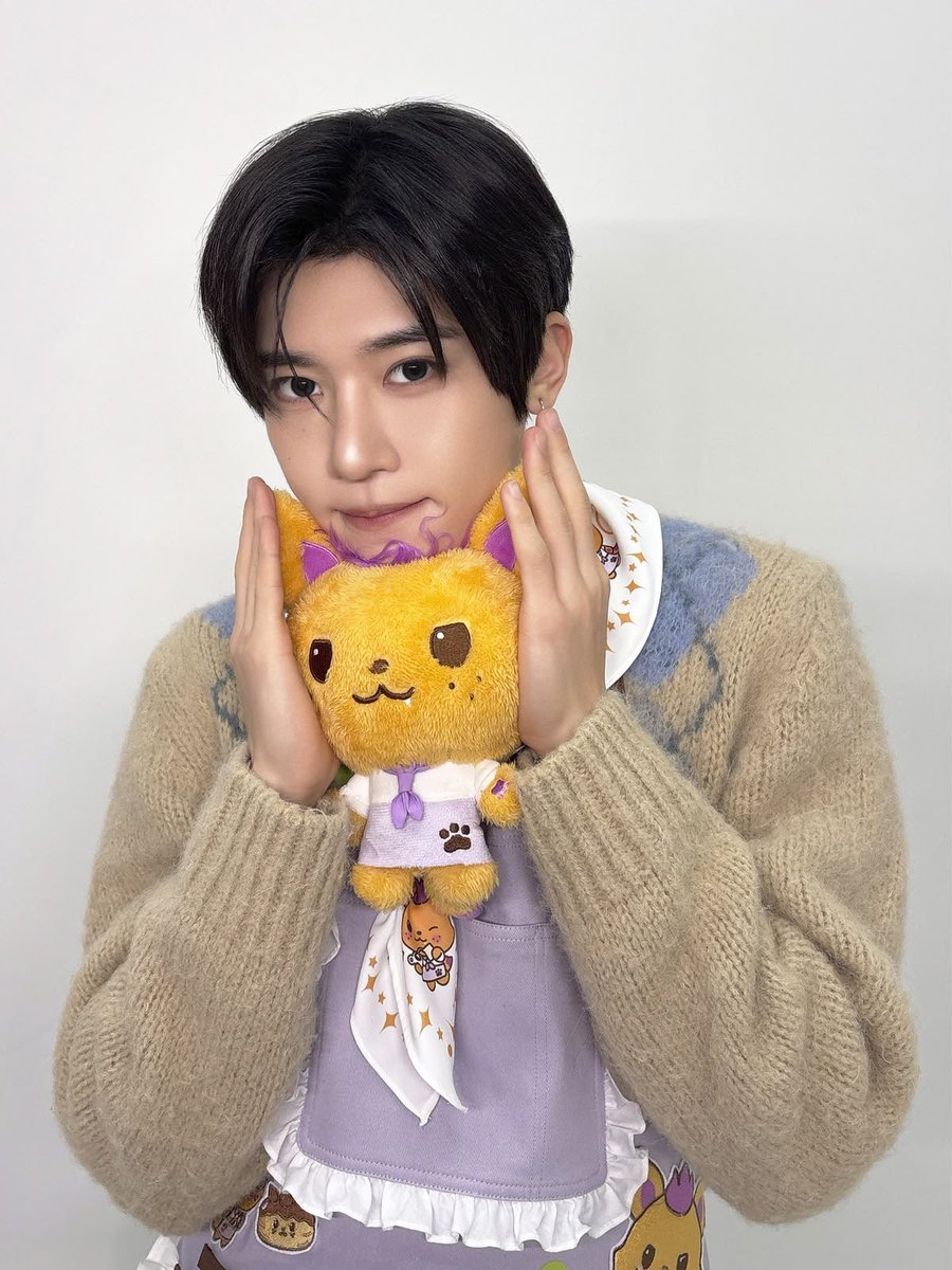 onriakgae's tweet photo. Let’s pretend we’re holding the same thing #NSD #Nctzenselcaday #wishzen #sion #sioning https://t.co/L71cdwoUVj