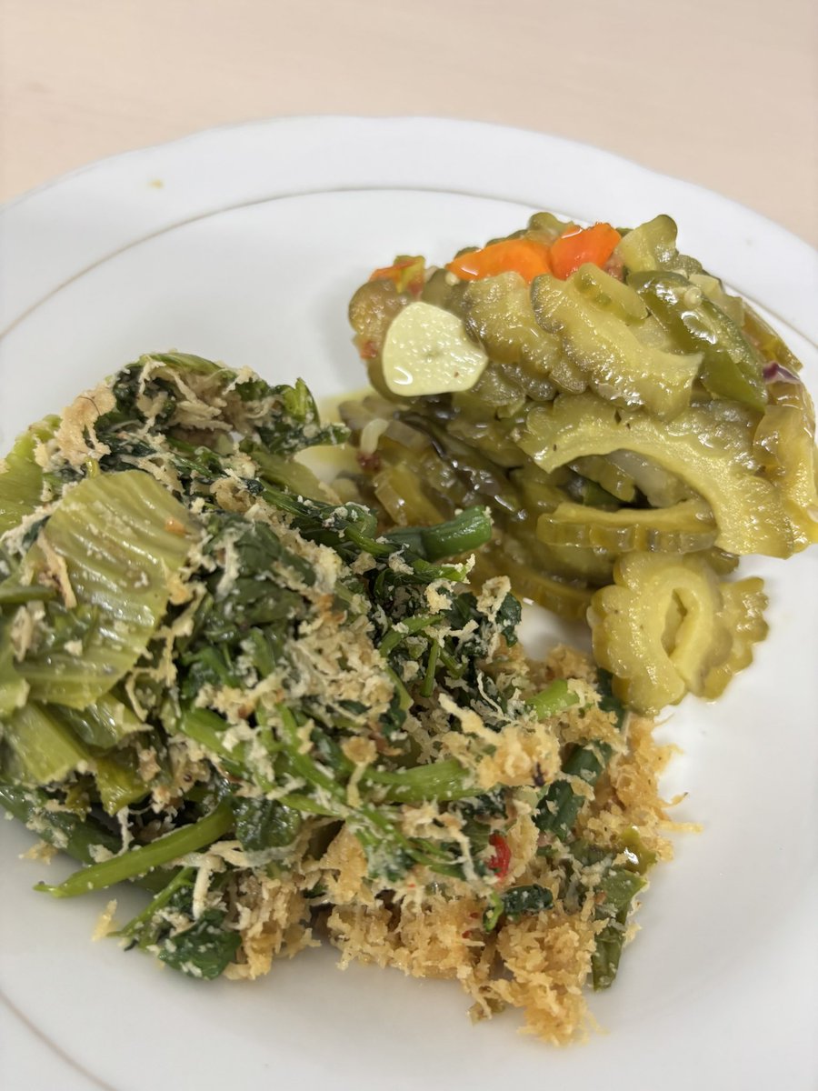 Tim yg kalau makan lauknya minimal harus 3, tapi yg ini lauknya 5 jenis 🤣🤣🤣🤣