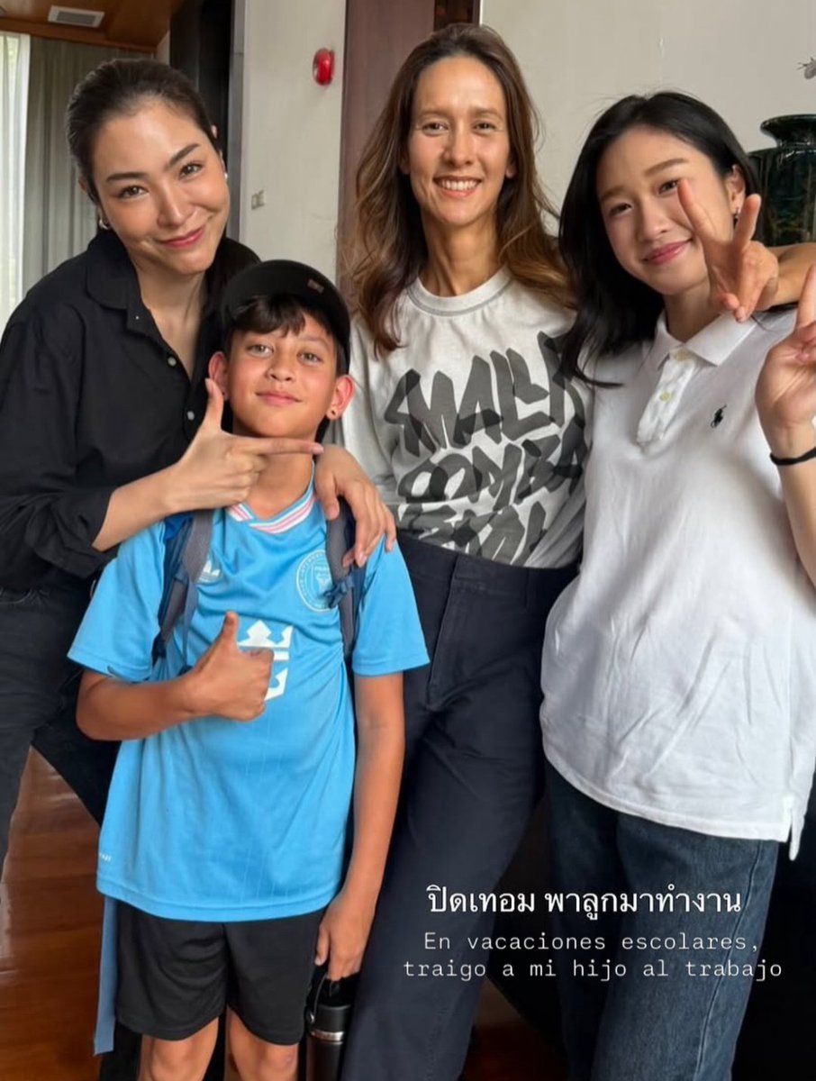 La familia Keetraphat Zhang, y un añadido😆
Yarinda IG

#BrokenOfLoveหัวใจช้ำรัก