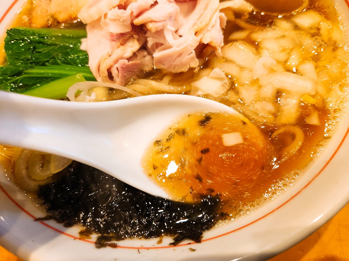 sanotmn's tweet photo. 中華そば山下@四ッ谷
特製煮干し中華そば1150円＋麺大盛150円
もちっプリッとした中太麺に煮干し、昆布ら干し椎茸で取った動物系なしの醤油スープ。スープは煮干しの香りがふんわり、エグみがなく旨味の詰まった味。具沢山でお腹いっぱい。美味い
！ https://t.co/Xe3tTULjIn
