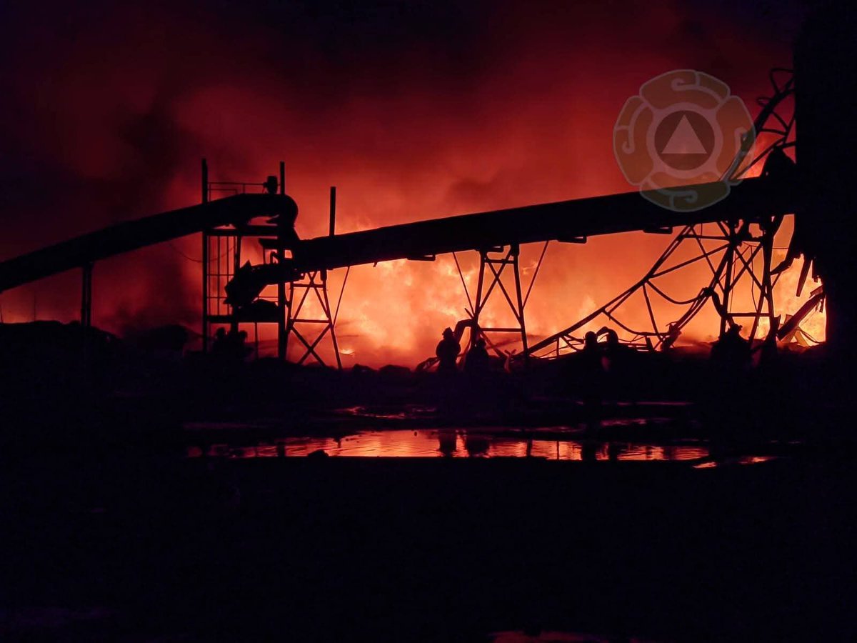 Planoinforma's tweet image. 🚨 #SLP | ⚠️IMPORTANTE ⚠️Con el objetivo de salvaguardar el bienestar de la población ante los efectos secundarios del siniestro, especialmente la presencia de humo que ha alcanzado diversas zonas de la ciudad, se emiten las siguientes recomendaciones preventivas:

- Mantener