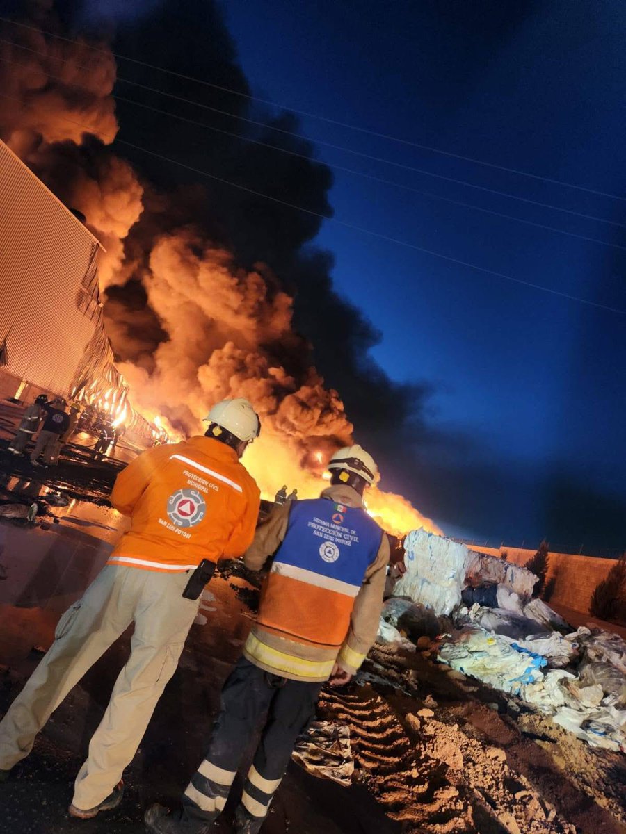 Planoinforma's tweet image. 🚨 #SLP | ⚠️IMPORTANTE ⚠️Con el objetivo de salvaguardar el bienestar de la población ante los efectos secundarios del siniestro, especialmente la presencia de humo que ha alcanzado diversas zonas de la ciudad, se emiten las siguientes recomendaciones preventivas:

- Mantener