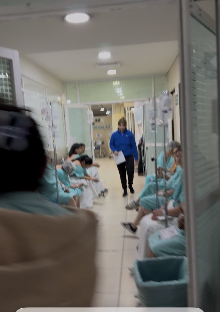la_feers's tweet photo. Aquí el trato digno de @Tu_IMSS  
Tenemos 6 días esperando la atención, nos trasladaron de la clínica 200 para tenerla “limpia” a la llegada de los medios y la presidenta por el atropellamiento, sin importar a donde mandaban a los pacientes. #Ayuda #Noticias #4T @El_Universal_Mx https://t.co/lzlsrbwQid