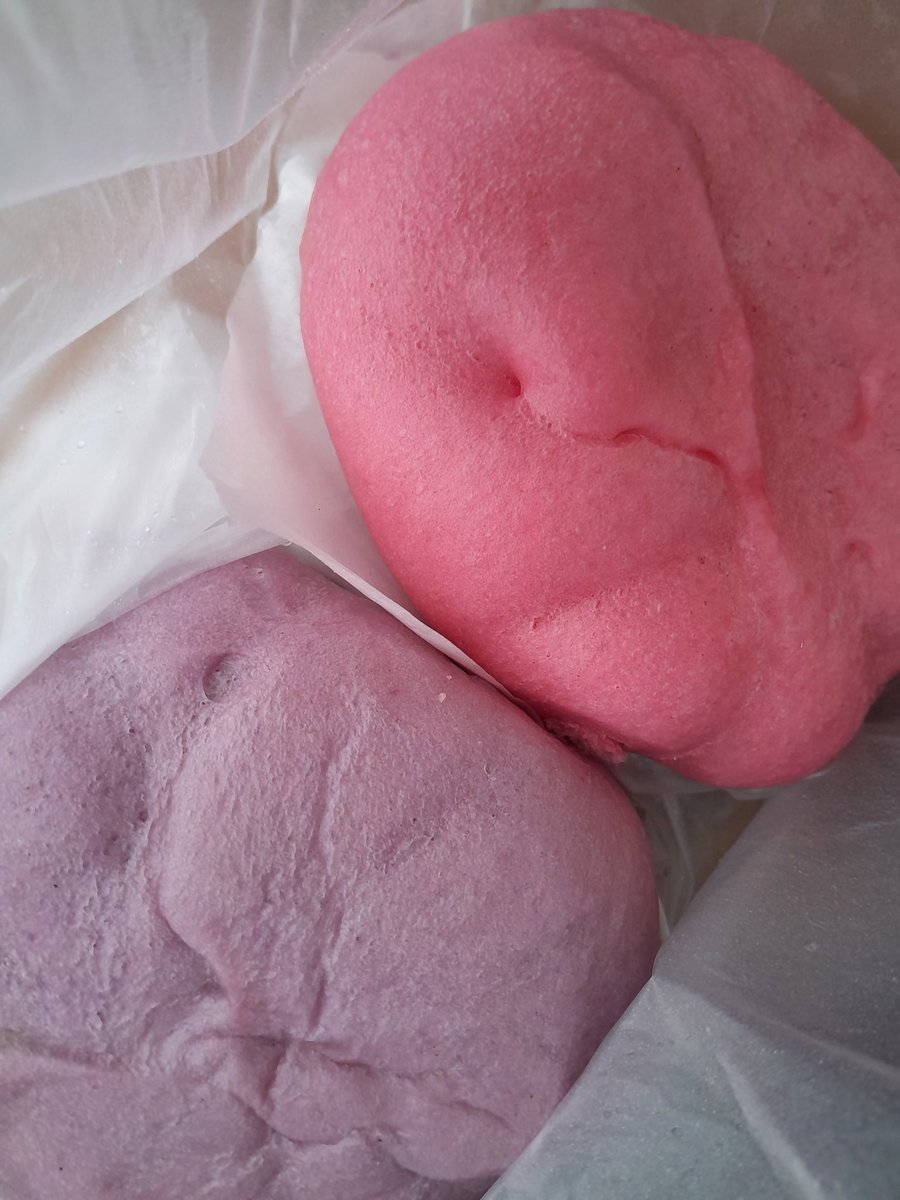 kemarin tbtb mampir ke penjual bakpao keliling, aku nanya ke bpk penjualnya "yg ungu ini rasa apa", bpknya jawab "blue", aku natap suami nahan ketawa, suamiku malah bilang lagi "rasa blue ya pak", aku langsung ngakak si bpknya juga ikut ngakak🤣🤣🤣