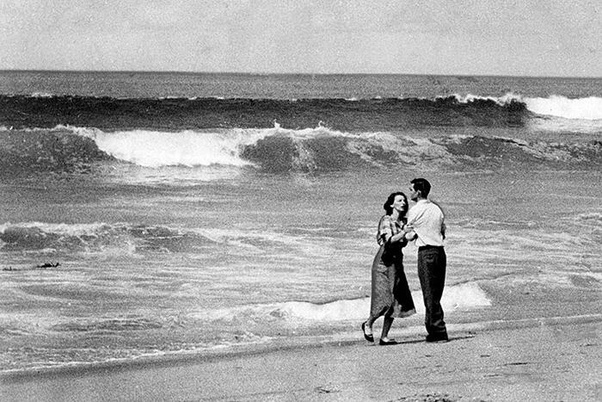 KaviArangam12's tweet image. "Tragedy by the Sea," captured on April 2, 1954, by Los Angeles Times photographer John Gaunt won Pulitzer Prize.
Moments before this shot was taken, their 19-month-old son, Michael McDonald, had been swept out to sea by the high, crashing surf
#FEELIT  #Pain