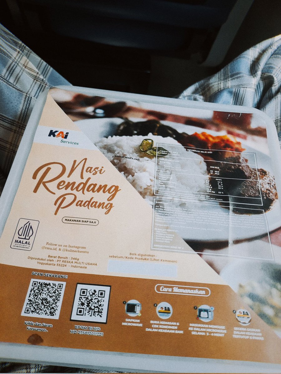 dipschatz's tweet photo. 7/10 rendangnya lumayan la, cuma ada daun singkong sama sambel ijo terus ada olahan kentang yang kaya di nasi kotak?? kata gue bukan naspad https://t.co/sMKbUdkdr1