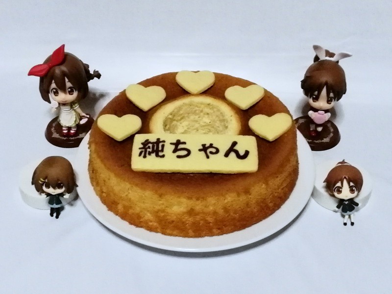 yuiui_love2's tweet photo. ごめん遅刻です
鈴木純ちゃん、お誕生日（仮）おめでとうございます！ 
おっきなドーナツに見えたらいいなって感じのシフォンケーキ焼きました。
両手で持ってかぶりついて欲しい。
いざという時には憂ちゃんの支えになってあげてね。

#鈴木純誕生祭
#鈴木純生誕祭2026
#4月8日は鈴木純の誕生日 https://t.co/T7ArXWn6ML