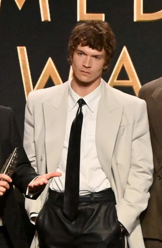 81h24's tweet photo. inappropriate thoughts aside, he looked so fucking good in this suit https://t.co/RhTdYRfg7I