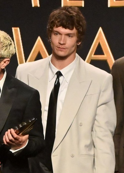 81h24's tweet photo. inappropriate thoughts aside, he looked so fucking good in this suit https://t.co/RhTdYRfg7I