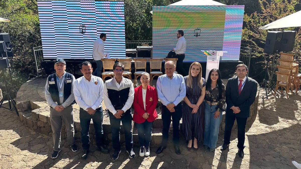 "El agua es el lazo que nos une y el compromiso que nos mueve." 💧✨
En representación de la alcaldesa <a href="/VeroDelgadilloG/">Verónica Delgadillo</a>, asistí al encuentro por la Gestión Integral del Agua en Atotonilco el Alto.
Un gusto sumar visión con:
🔸 Karina Hermosillo
🔶 Ing. Marroquín Secretario