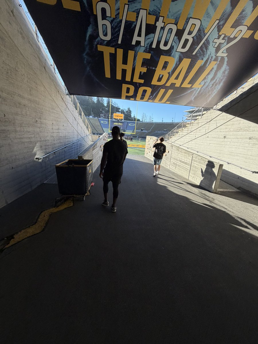 CLundin2027's tweet photo. I had a great time visiting @CalFootball for another spring practice !! Great to get back on campus !! 

@AnaeCoach @CoachLup @BrandonHuffman @2G_SF_ @dlsfootball17 @MJD @dlsathletics https://t.co/UXeWkzCRNw