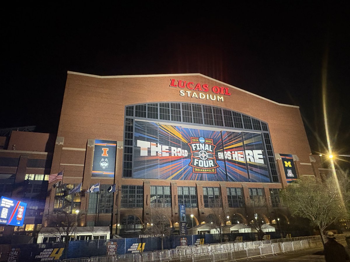 CoachTyBrooks1's tweet photo. Very grateful to have the opportunity to attend my first ever final four in Indianapolis! Thankful to represent @NCFBanyansMBB at the @NABC1927 coaches convention and to meet and connect with so many fellow coaches and learn so much! 
#LoveServeCompete https://t.co/eK4oR8bO4g
