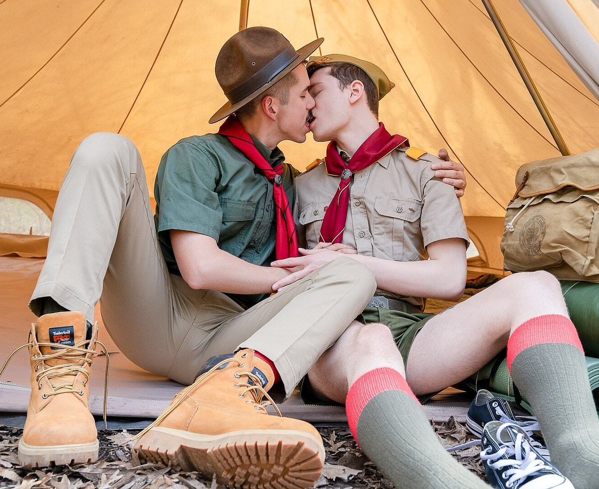 ConverseFkr's tweet photo. If you have to take your sneakers off, keep them within sniffing distance
#ScoutBoys #gaysneakers #sneakerfetish #gayConverse #ConverseFetish https://t.co/qazzzPU1VX