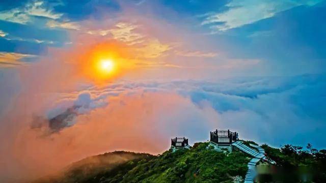 SimpleStarr's tweet photo. "Hiked 12km to the mountain top at sunrise—clouds rolled away to reveal a sea of green valleys. Worth every step.  #NatureAdventure #Wanderlust" https://t.co/tKk0gJTVOk