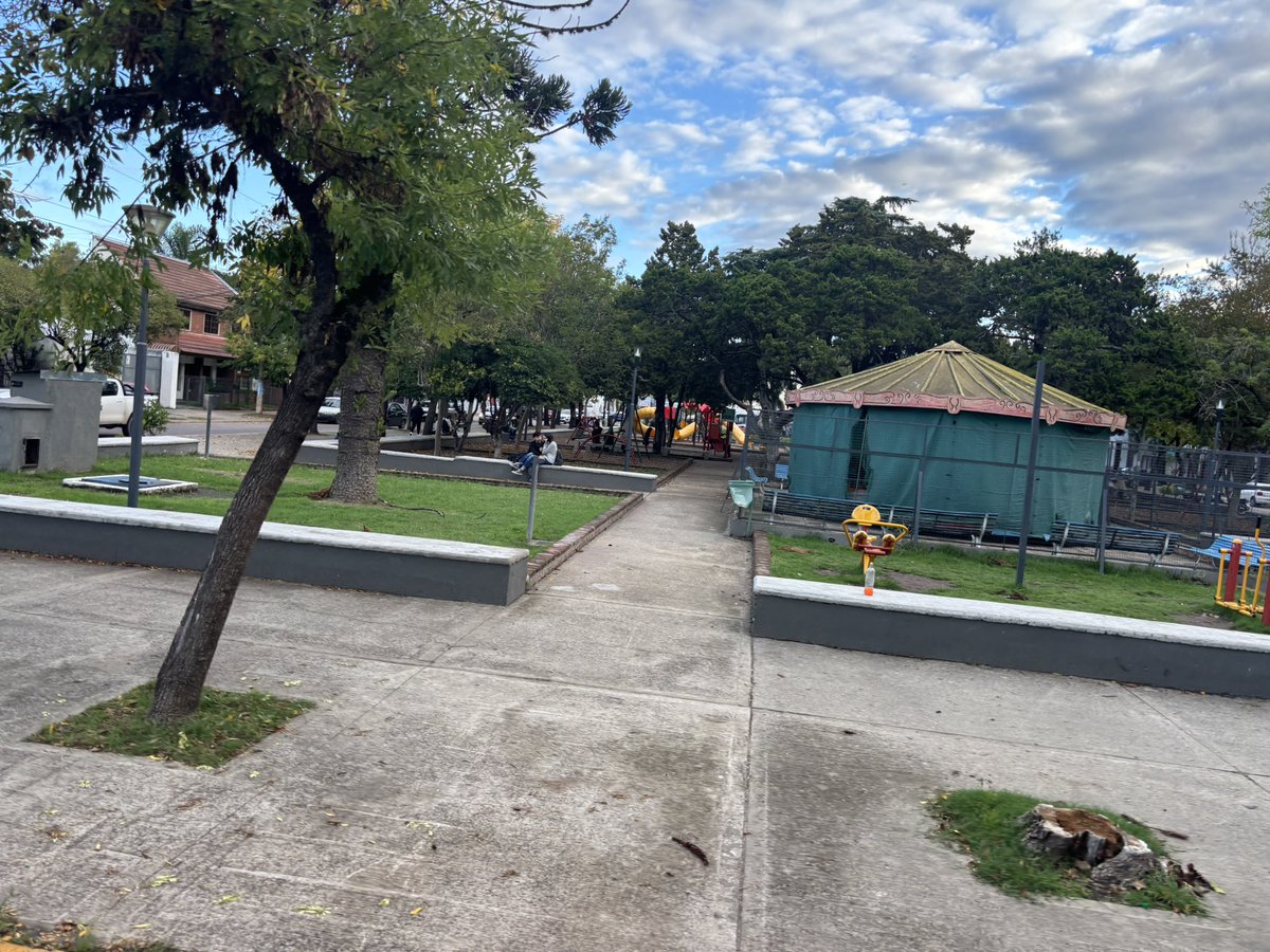 MisionGba's tweet photo. La calesita en la plaza del Fundador en @MerloGob esta tarde. https://t.co/xAKvhZ0hkr