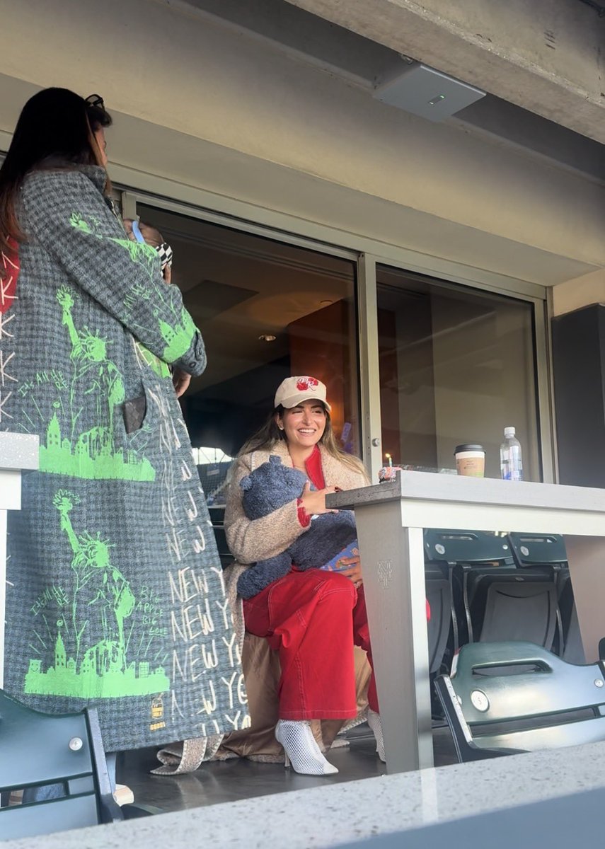 emily 🍎 tweet media