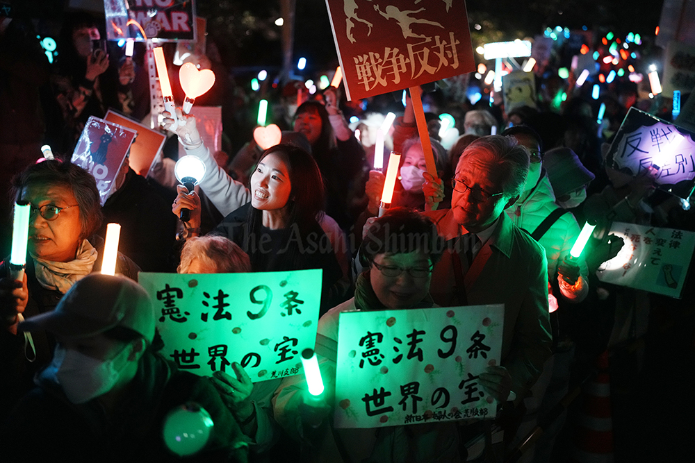 光るペンライトで「緊急アクション」　国会前デモ、参加者が来た理由asahi.com/articles/ASV48…
写真は、昨夜の国会議事堂前の様子です。戦争や改憲に反対するデモがあり、色とりどりのライトを振る人らであふれていました。参加者に、思いを聞きました。（内）
